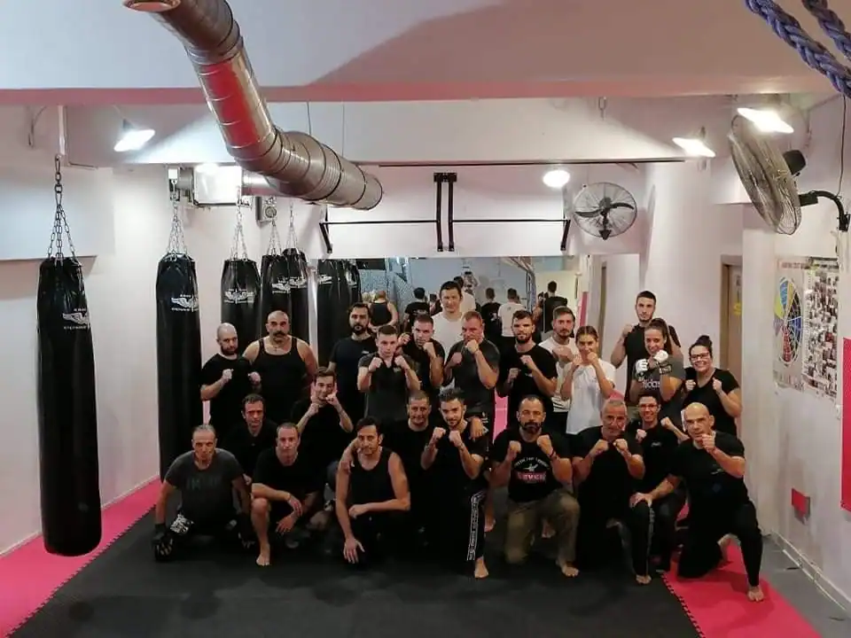 Τμήμα ενηλίκων Kran Maga με μαθητές σε προχωρημένα επίπεδα