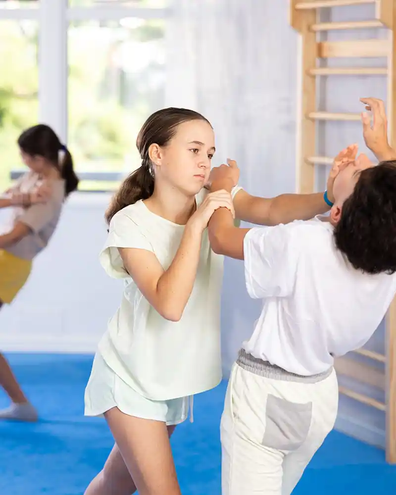 Krav Maga - Παιδιά δημοτικού μαθαίνουν τεχνικές αυτοάμυνας